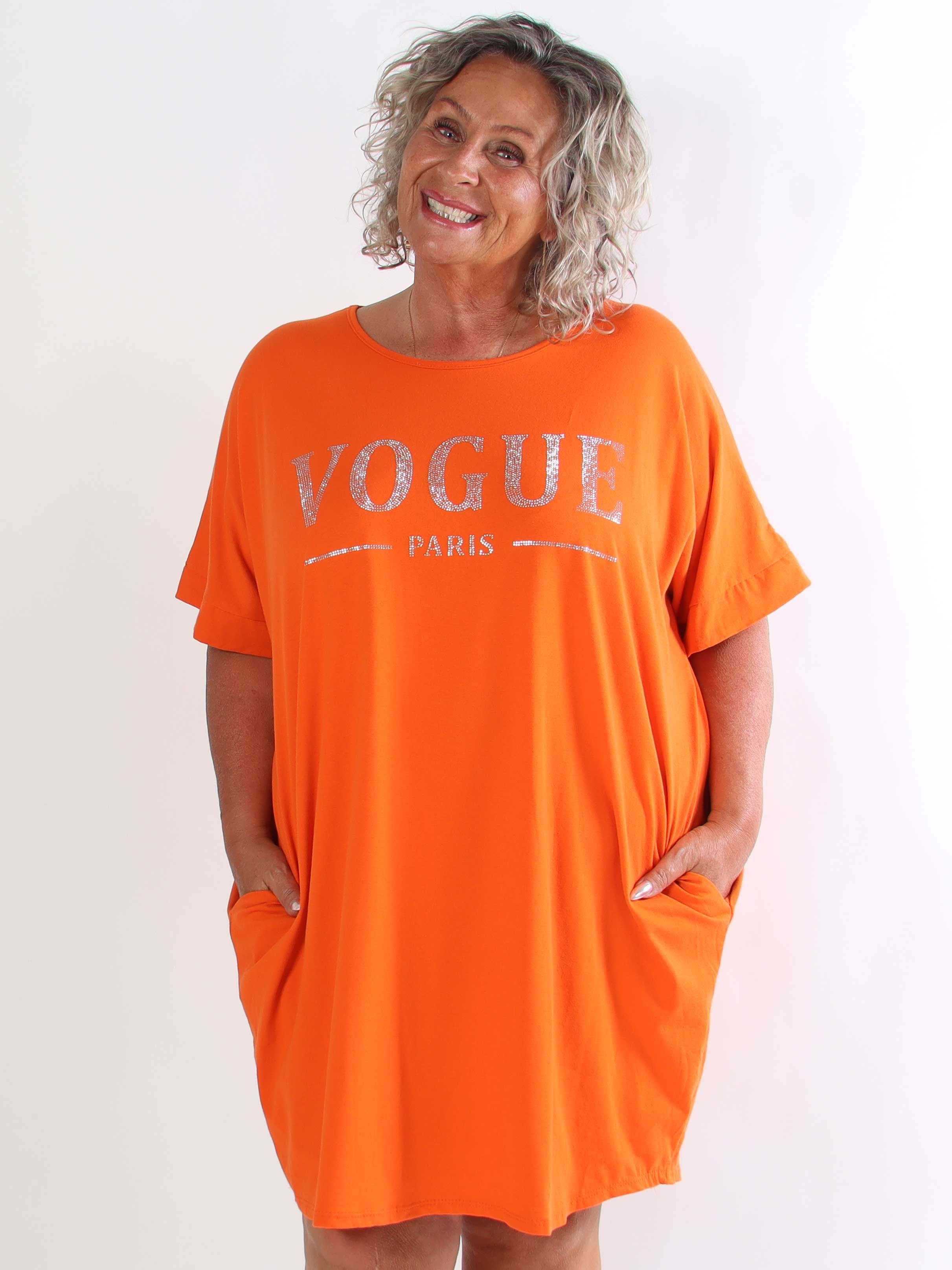 Berna - Plus size t-shirtkjole i bomuld med lommer og glimtende “VOGUE”-detalje